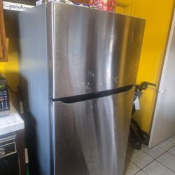 LG Stainless Steel Top-Freezer Refrigerator
