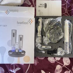 Electric wine opener 	•	Wine aerator/pourer 	•	Foil cutter 	•	Charging base 	•	Power/charging cable 	•	Original packaging + 