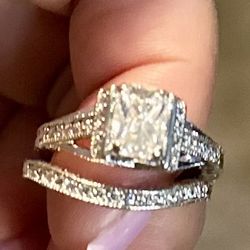 Elegant two-piece diamond ring set