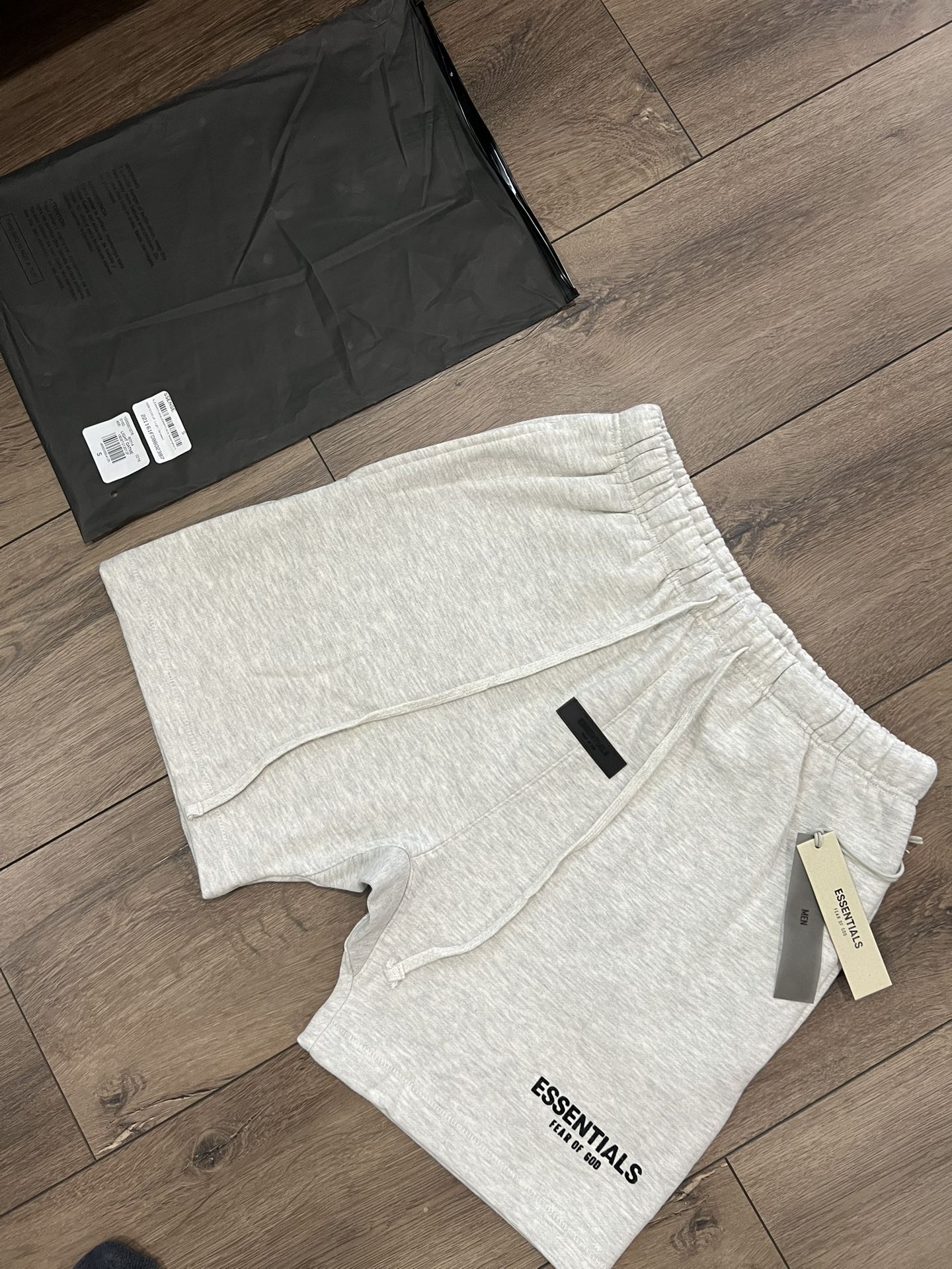 ESSENTIALS SHORTS - Light Oatmeal