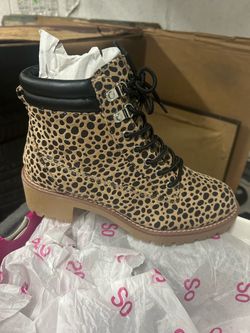 Women’s boot size 7.5
