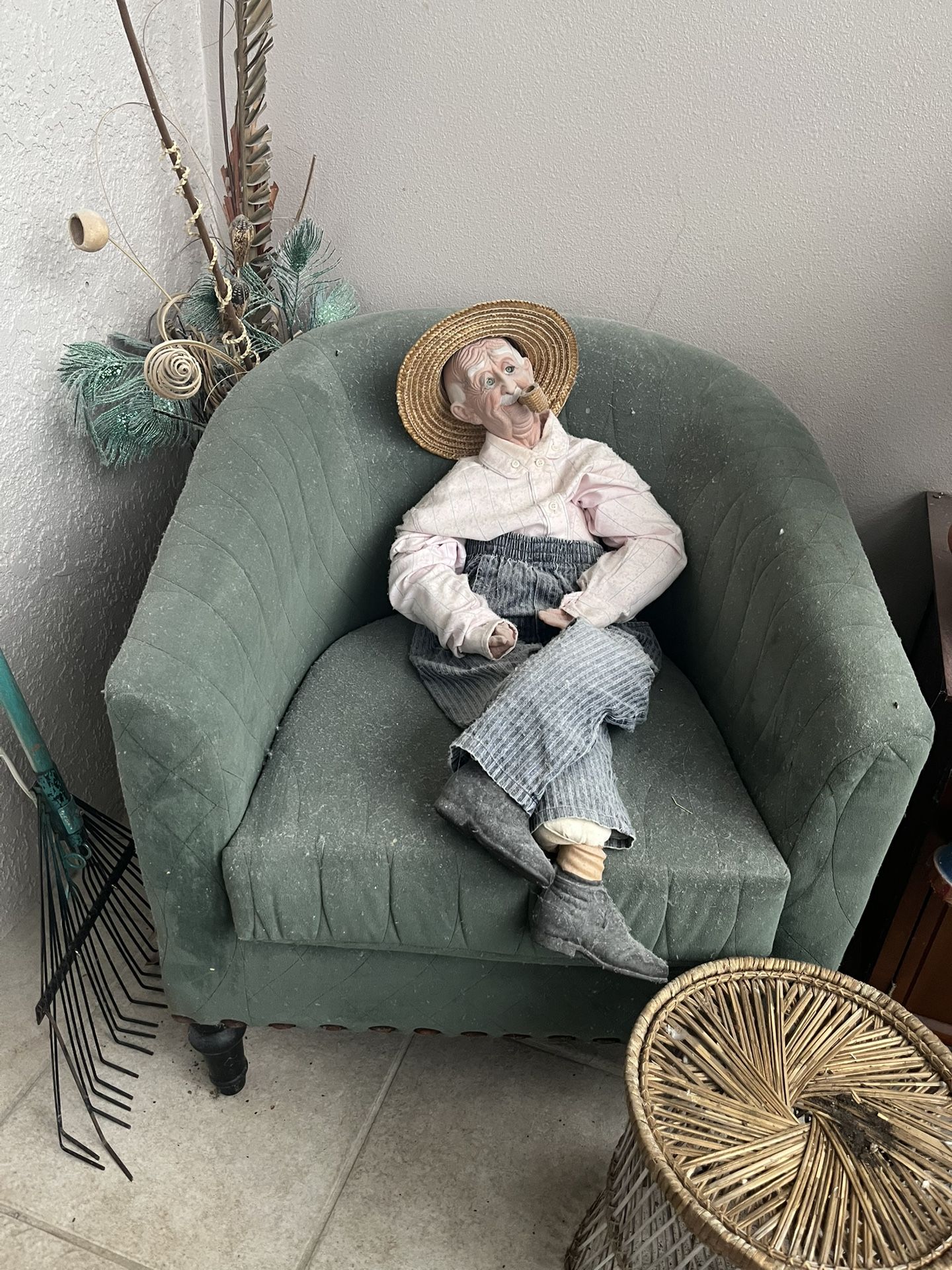 Grand Ma And Grand Pa Ceramic /oth Figurineire Mike With Wooden Bench