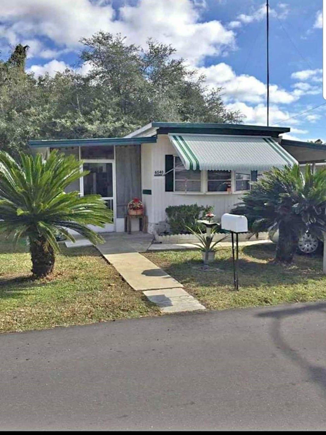 Nice mobile home RENTAL- MOVE IN READY. Rent with option to buy available.