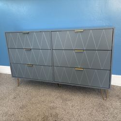 Decorative Dresser / Vignette 