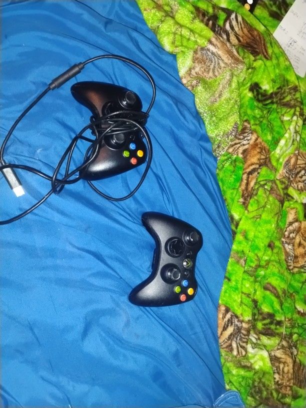 One Wireless XboxController And One Wired XboxController