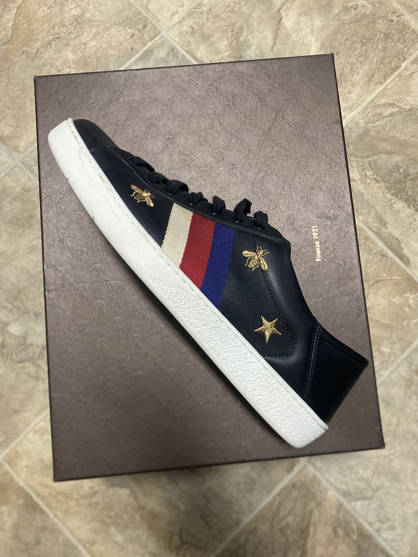 Gucci Navy blue Low sneaker Size 8 (No box included)