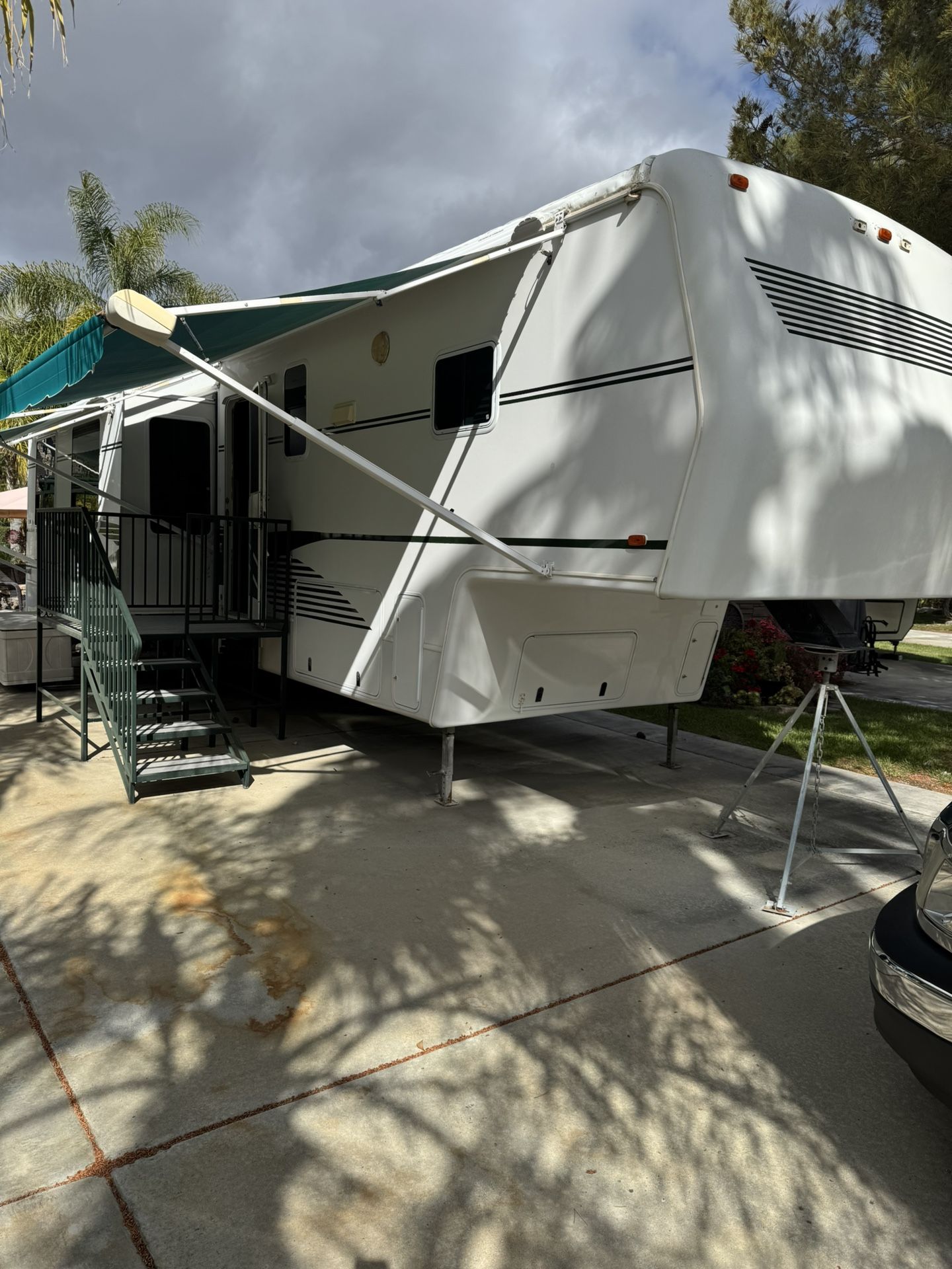 2002 Teton Frontier.   39’.  3 Slides.  &14,900