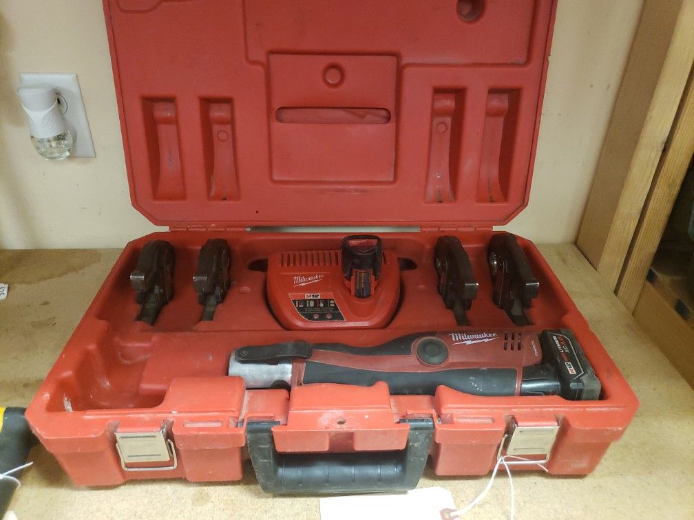 Milwaukee M12 Force Logic Press Tool With 4 Jaws 2473-22