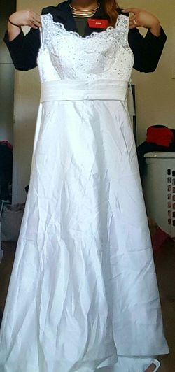 Size 12 beautiful wedding dress brand new