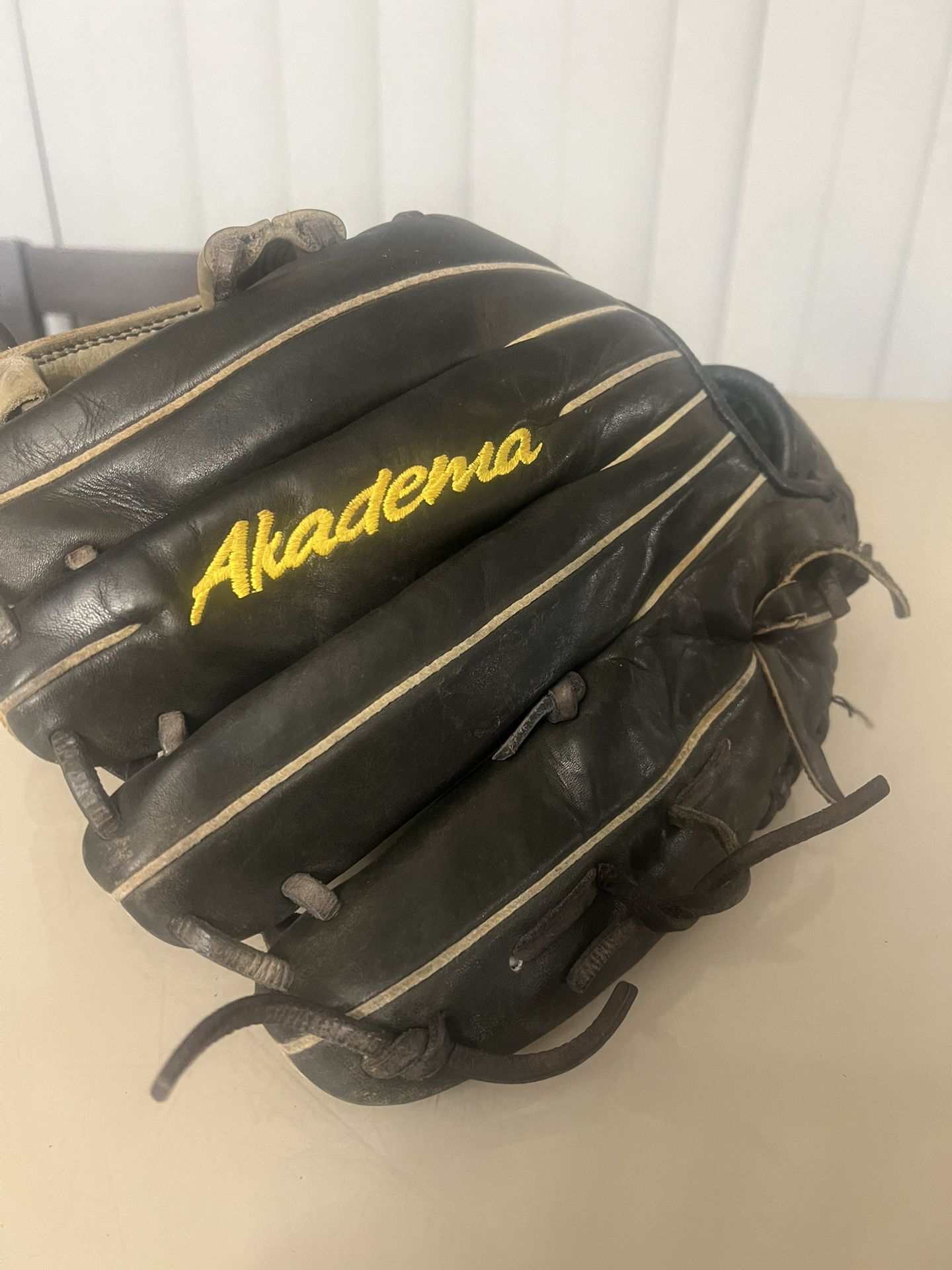 Akadema Professional Series AEG3 11.75"(11 3/4) Baseball Glove RHT in good cosmetic condition however it’s missing s string at the top of the risk to 