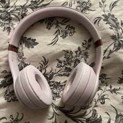 Beats Solo 4 pink
