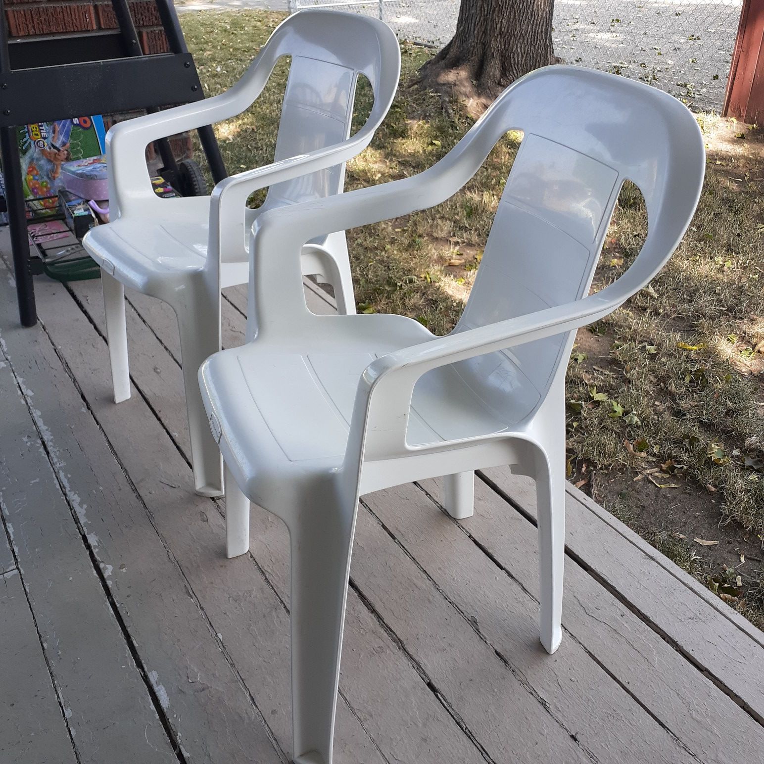 2 kids size rubbermaid outdoor chairs