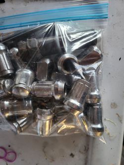 Truck rim lug nuts
