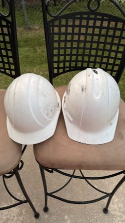 2 hard hats 3M