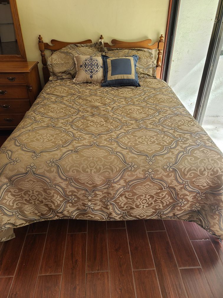 Queen 5 Piece Comforter Set - New, Never Used!