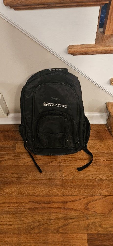 Targus briefcase / knapsack backpack, many zippers and pockets are included all in Excellent condition.