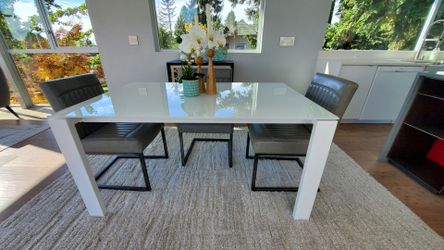 Bianco contemporary extendable dinning table by Ligne Roset, Like new.
