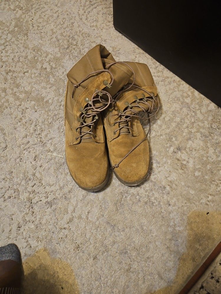 Boots 9.5 Wide
