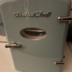 Arctic Chef Mini Fridge 4L – 6 Can Personal Cooler – Like New