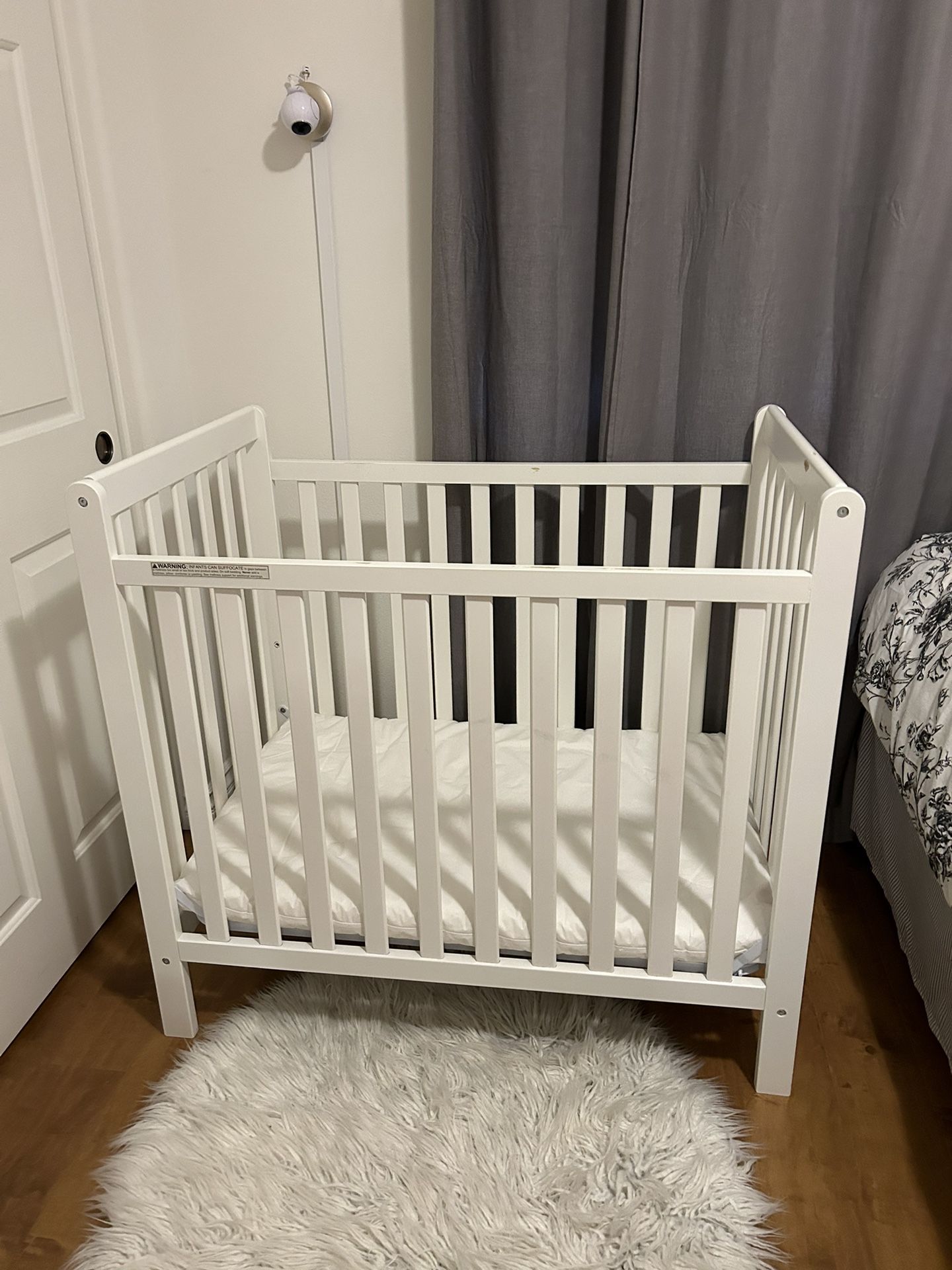 Delta Children Classic Mini Crib