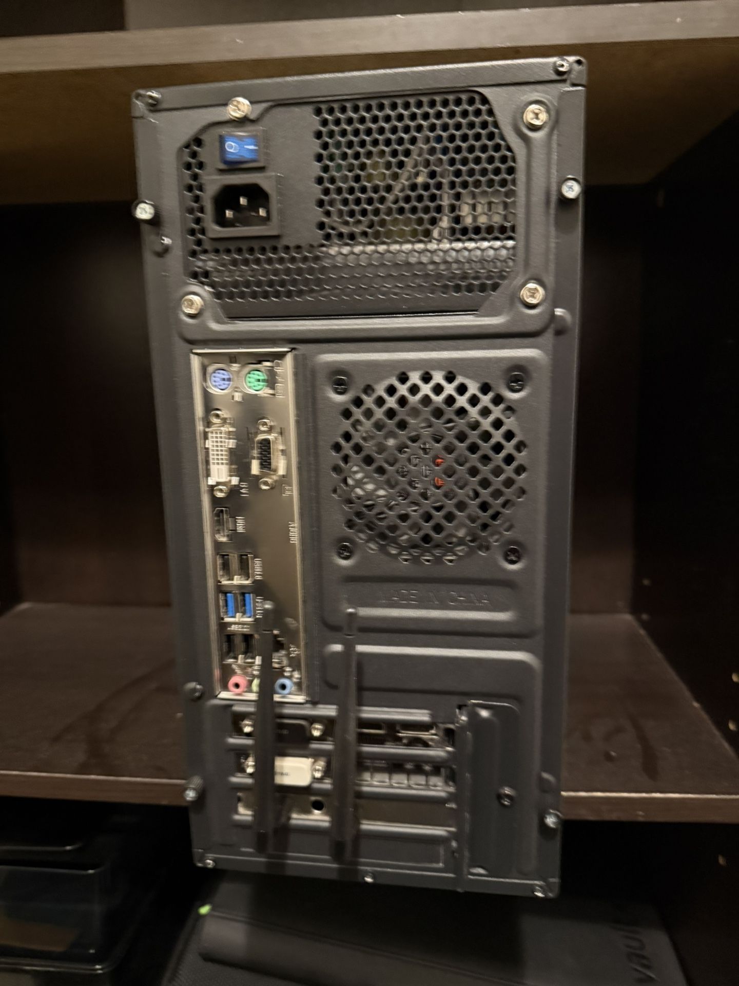 Custom Built Gaming PC on Windows 10 Intel i5 4690K, GTX 970, 16GB