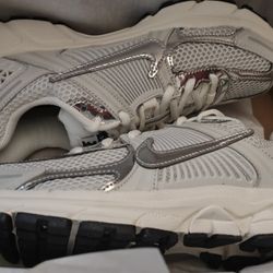 Nike Vomero Size 5 Youth