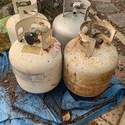 Lot of 4 propane tanks
