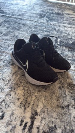 Nike Flyknit React Women’s Size 7.5