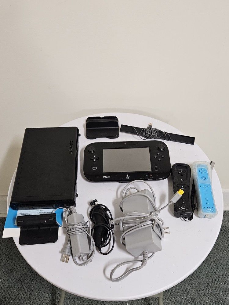 Nintendo Wii U Deluxe 32GB Console With Gamepad Game