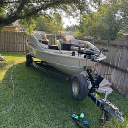 2000 Lowe tahiti Deck Boat TH194