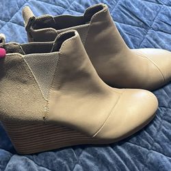 Ladies TOMS Boots—Like Brand New —size 7