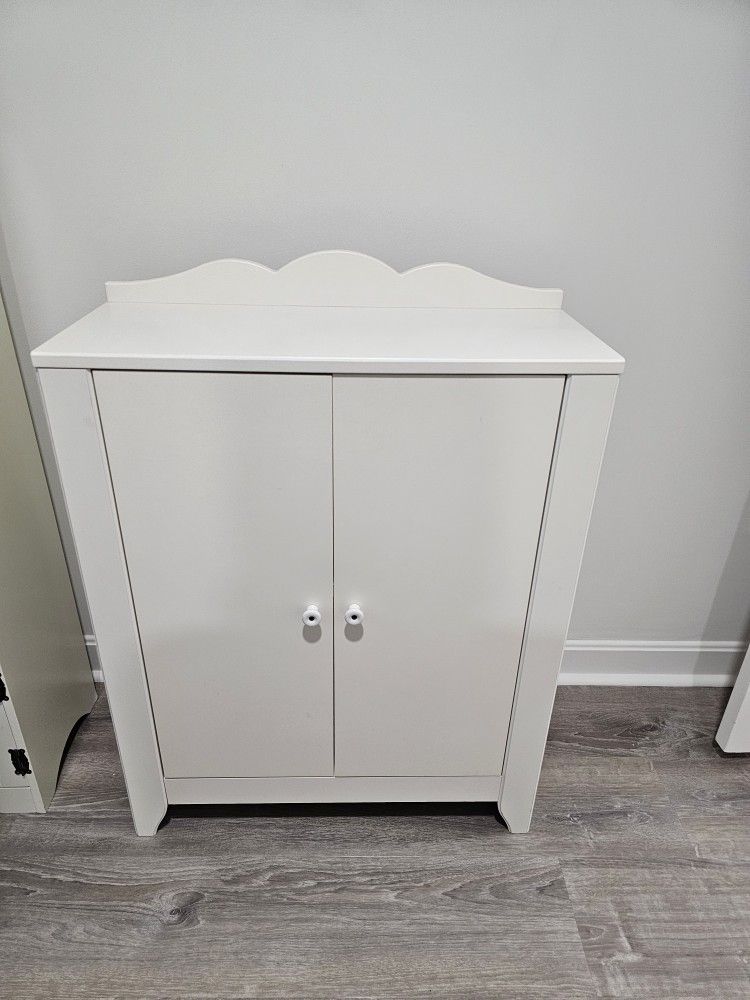 White Barely used, great condition adjustable 2 shelf cabinet
