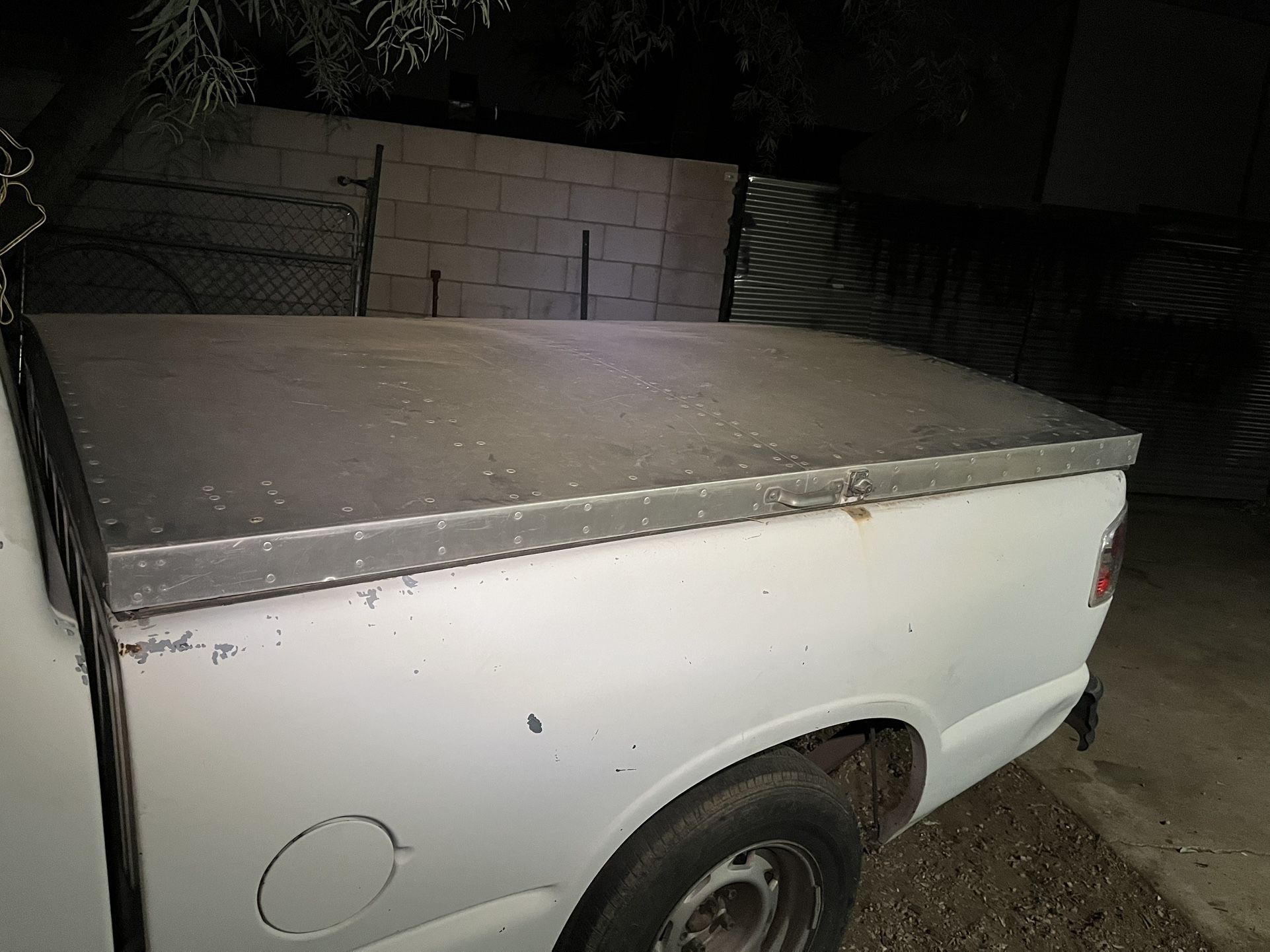 SILVER SHIELD ALUMINUM TRUCK BED CAP S10 ISUZU HOMBRE