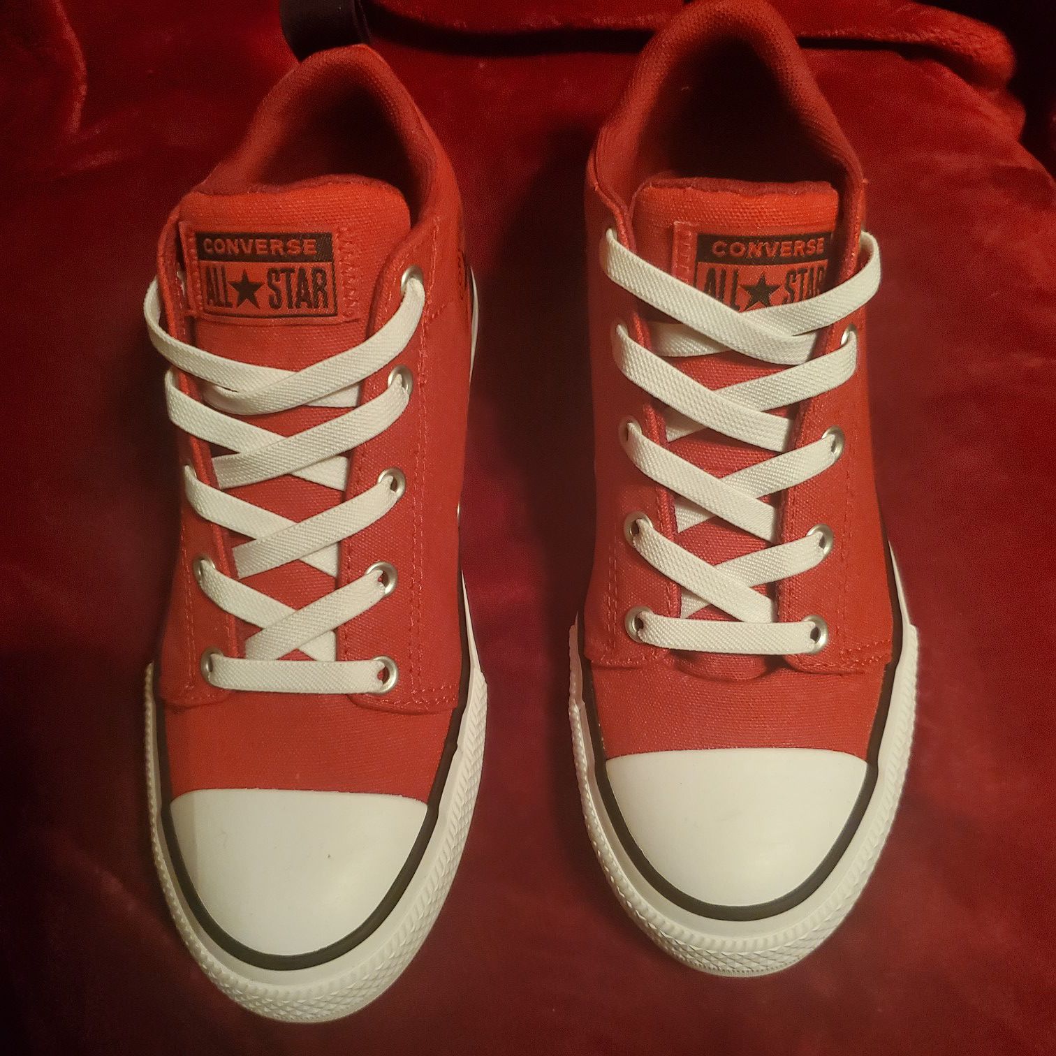 Boy's Converse lace up sneakers size 3