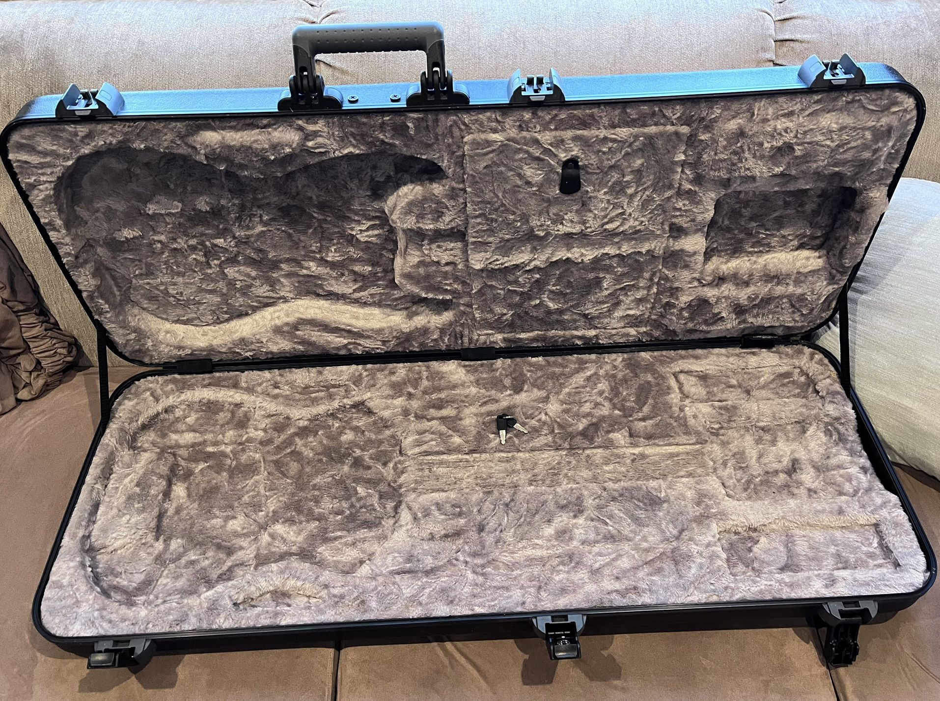 Fender Deluxe Molded Stratocaster/Telecaster Case - Black
