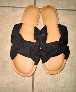Black old navy sandals 6