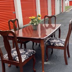 Quality Dinning Set With 4 Chairs Great Conditipn