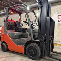 TOYOTA M8 forklift , latest model 5500 lb, 3 stage, side shift , fork positioner