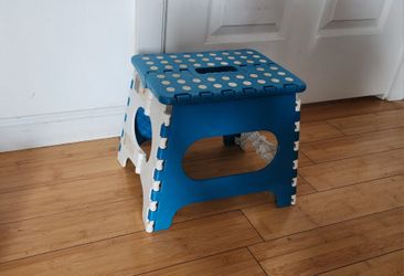 Foldable Step Stool 11 inch/28cm high
( like new)