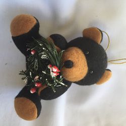 Teddy bear with wreath