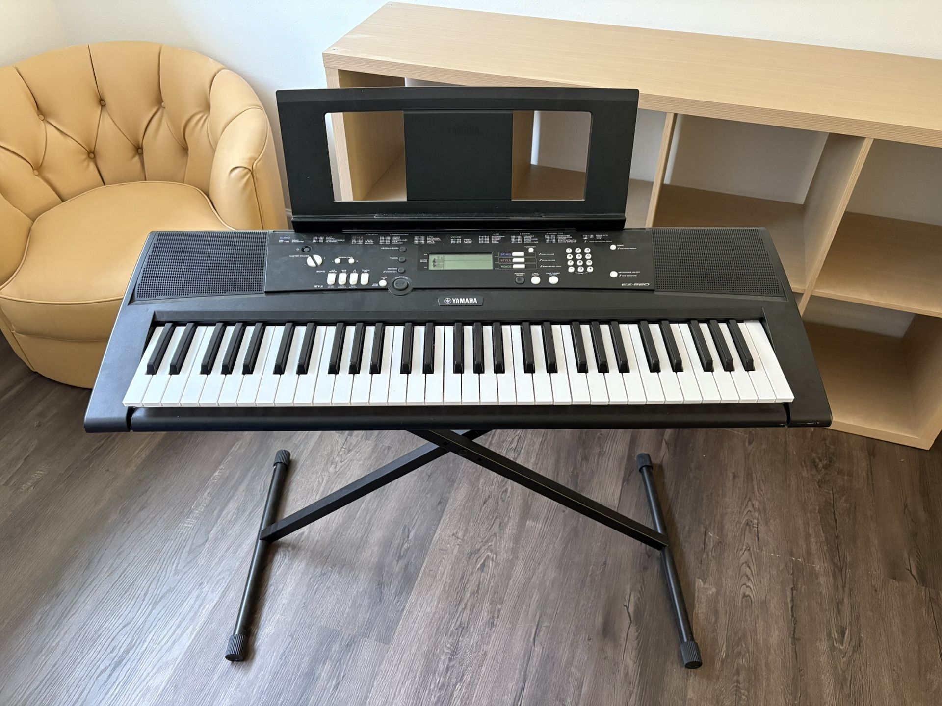 Yamaha EZ-220 Keyboard