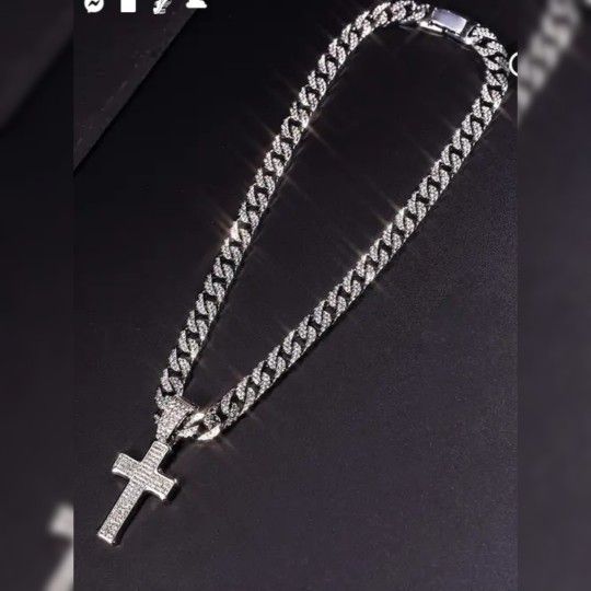 New & Packaged Cross Pendant Necklace Silver Color Cuban Chain. 🙏🏻18 in

Nuevos y Empaquetados🙏🏻