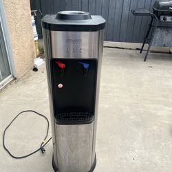 Dispensador de agua en perfecto funcionamiento de agua fria y caliente