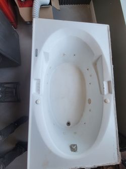 FREE Oceania Jetted Whirlpool Bathtub – Pickup Only