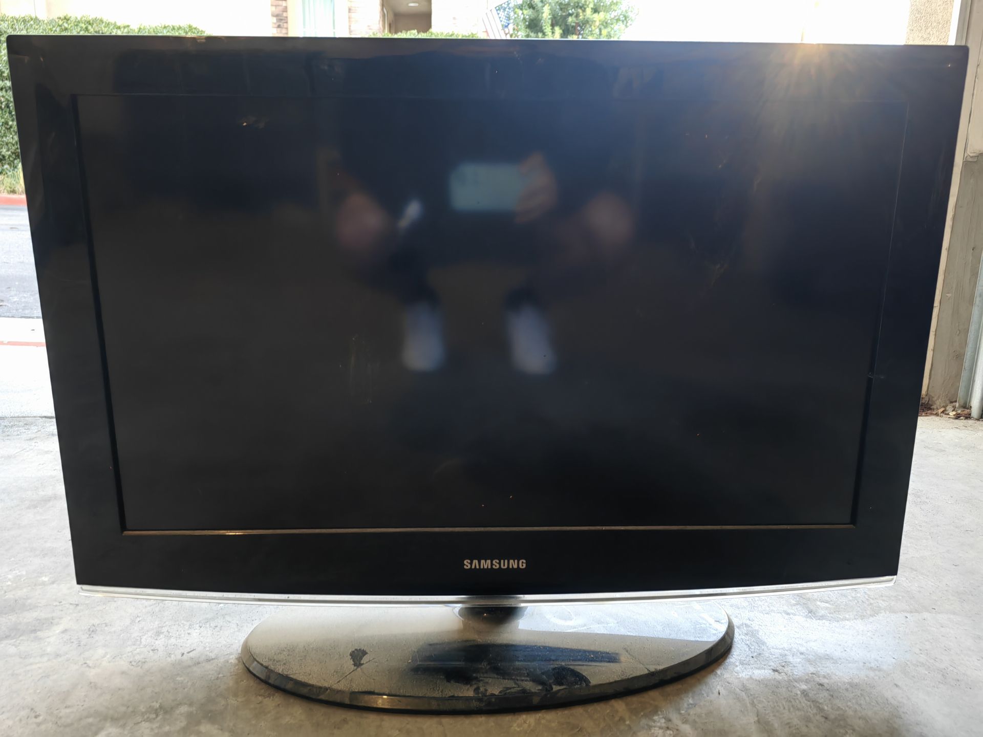 samsung 32 inch tv model:LN32C350D1DXZA (no remote)