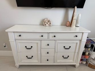 Queen Elegant White 9-Drawer Dresser – Like New Condition