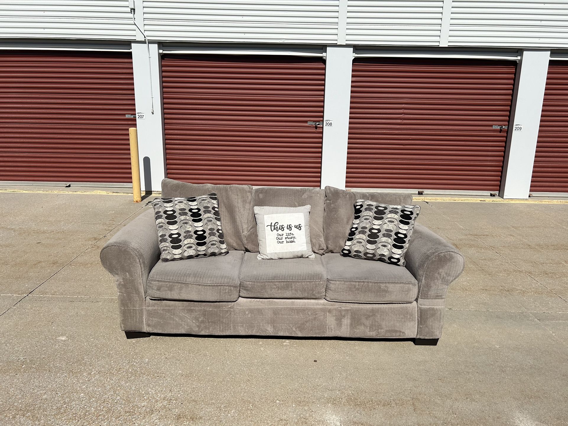FREE DELIVERY 🚛🚚🚛 Beautiful Couch!!