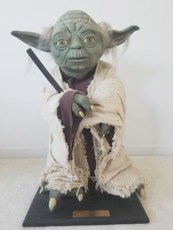 STAR WARS - ILLUSIVE CONCEPTS Hand Painted Life Sized Yoda - Mario Chiodo 🔥🔥.
