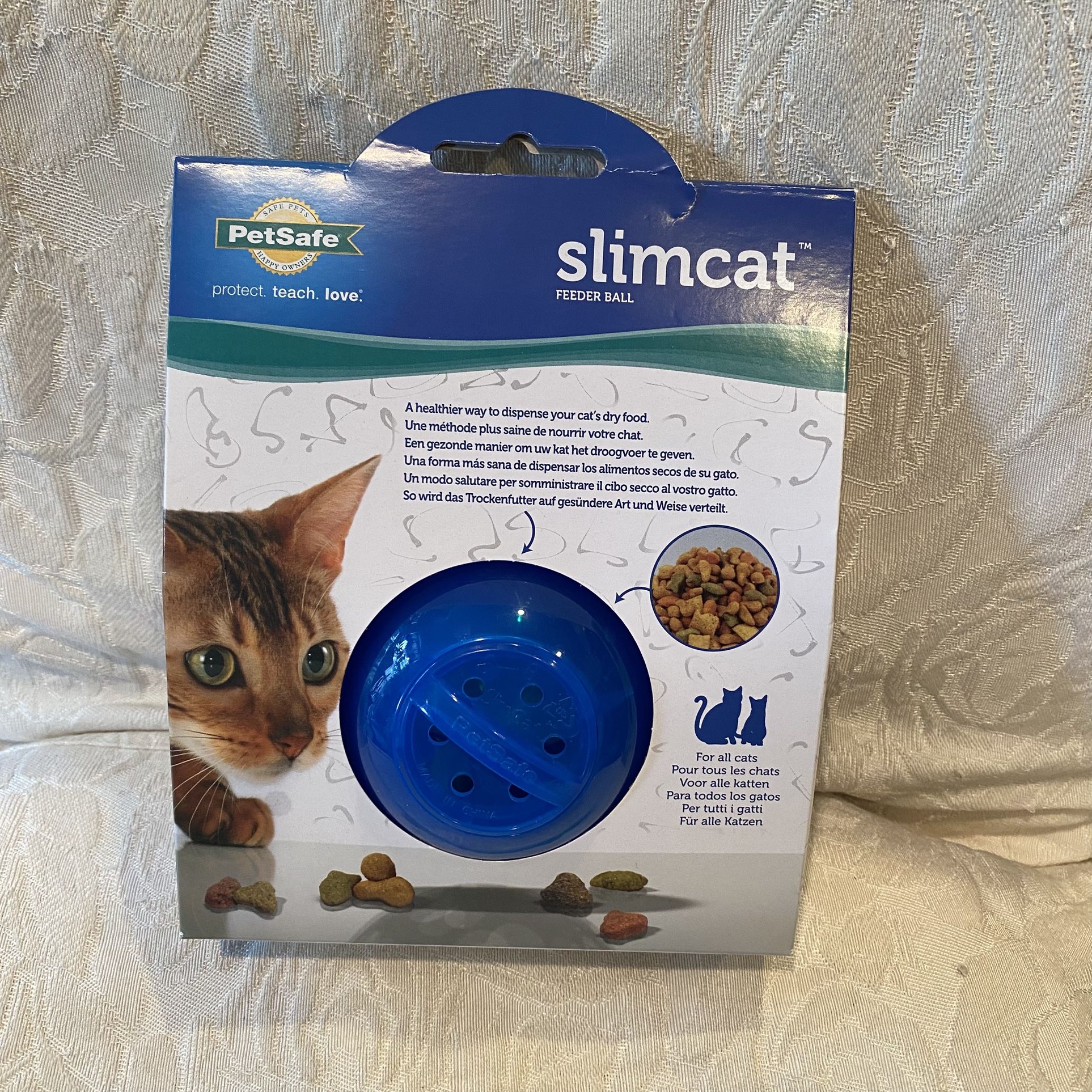 CAT FEEDER BALL