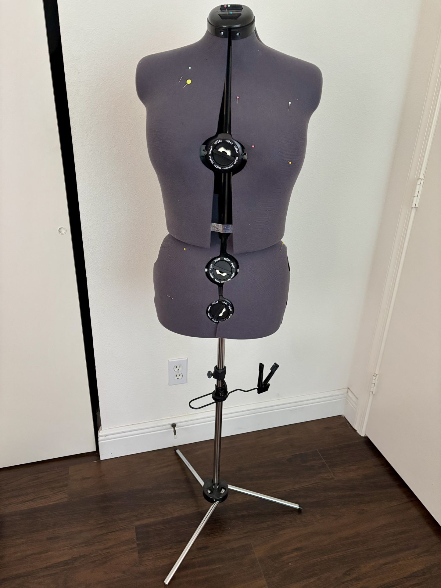 Dritz 1751B ‘Twin-Fit’ Medium Dress Form – Gently Used